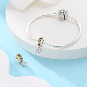 Primer plano de pulsera de plata S925 con dije de fútbol y cierre de esmalte de colores