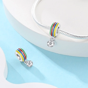 Abalorio de fútbol plateado con rayas de esmalte de colores y circonitas en una pulsera