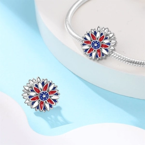 Detail einer Sonnenblumen-Charm mit US-Flaggen-Emaille auf einer silbernen Schlangenkette