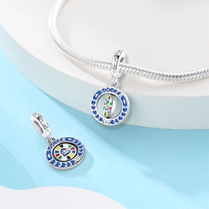 Detalle de dije de fútbol en plata con esmalte azul y corona para pulsera DIY