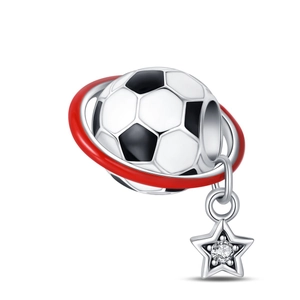 Detalle de dije de fútbol en plata con esmalte rojo y colgante estrella circón