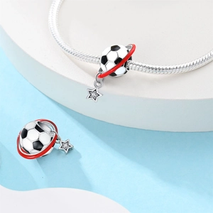 Colgante de fútbol detallado con anillo planetario, banderas esmaltadas y charm de estrella