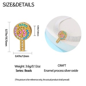 Detailansicht eines Emaille-Lollipop-Anhängers mit bunten Zirkoniasteinen für Armbänder