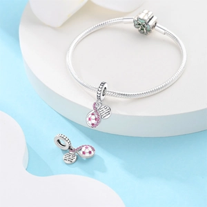Detalle del colgante de fútbol con gemas rosas y amuleto I love you always and forever