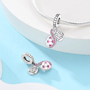 Detalle del dije de fútbol en plata con circón rosa y disco grabado I love you always