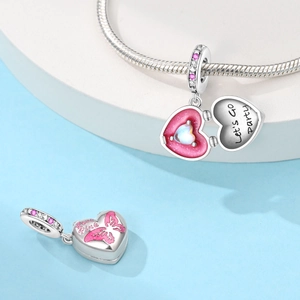 Silberner Herzanhänger für Armbänder mit rosa Schmetterling und Let's Go Party Gravur