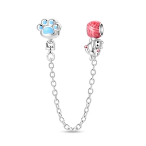 Détail de la chaîne de sécurité chat en argent avec patte bleue et boule rose pour bijoux