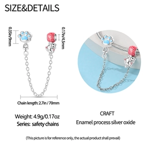 Détail de la chaîne de sécurité chat avec émail bleu et perle rose pour bracelet