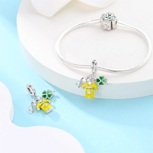 Detalle de pulsera de plata S925 con dijes de fútbol campeón y trébol de suerte