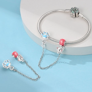 Vue détaillée du bracelet chat en argent avec patte bleue et perles rayées roses