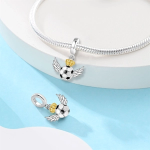 Colgante de fútbol de plata con alas y corona de oro en una pulsera de cadena