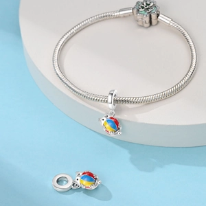 Bracelet maille serpent en argent avec breloques chat en émail et fermoir fleur