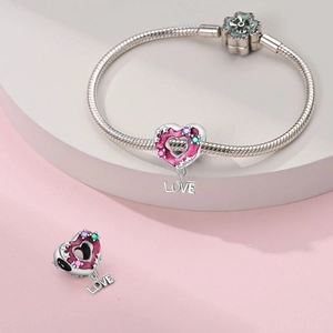 Détail du bracelet en argent S925 avec cœur en émail rose et pendentif Love