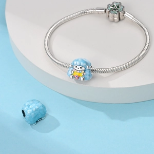 Vue macro détaillée du bracelet serpent avec pendentif mouton en émail bleu clair