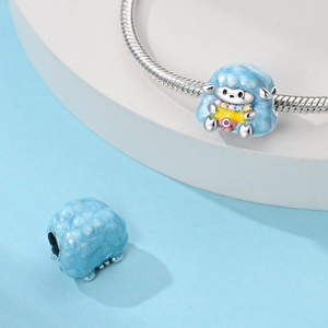 Pendentif mouton en émail bleu avec zircons colorés sur bracelet à chaîne serpent