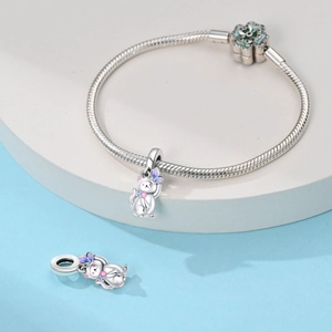 Vue détaillée du bracelet chaîne serpent avec breloques chat en émail et fermoir fleur