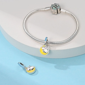 Bracelet chaîne serpent en argent avec pendentif chat sur lune jaune et zircon bleu