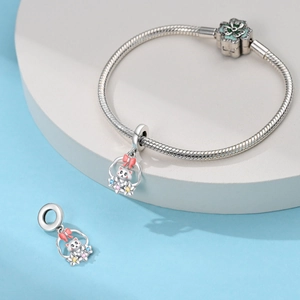 Détail du bracelet chat en argent avec fermoir fleur émaillée et pendentif rose