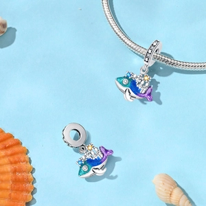 Pendentif baleine en argent avec émail dégradé bleu et pierres de zircone brillantes