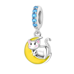 Pendentif chat sur croissant de lune avec pierres bleues et plaquage en argent