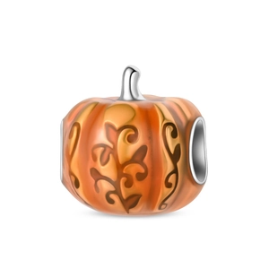 Vista detallada del dije de calabaza en esmalte naranja con tallo de plata para pulseras