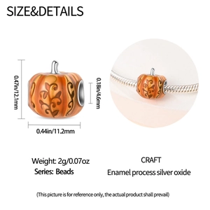 Vista de detalle del dije de calabaza con esmalte naranja y dimensiones del núcleo plata