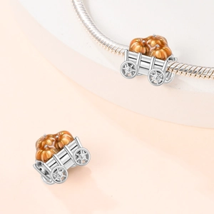 Abalorio de calabaza de plata en pulsera de serpiente con detalles en naranja