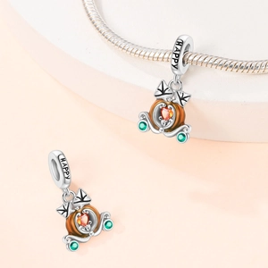 Charm de carruaje de calabaza en plata con esmalte naranja y circón de corazón