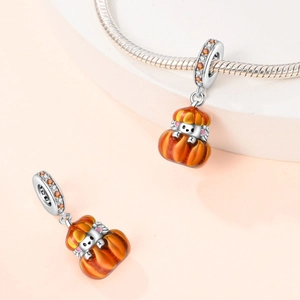 Detalle de dije de calabaza erizo en esmalte naranja y cristals en cadena de plata snake