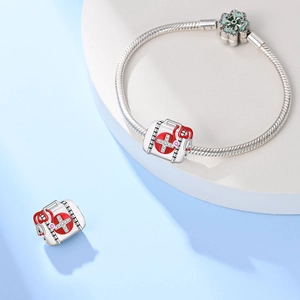 Detail van zilveren slangenketting armband met wit geëmailleerde medische doos bedel