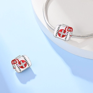 Zilveren EHBO-kit bedel met rood kruis en stethoscoop detail voor doe-het-zelf armband