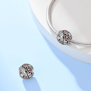 Detail von Januar Geburtsstein Charm mit rotem Zirkon, Mond und Stern Ausschnitt
