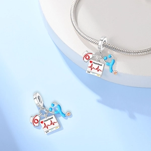 Zilveren stethoscoop en verpleegsterskapje bedelset voor DIY sieraden met hartslag