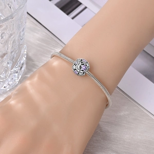 Detail von Silber-Geburtsstein-Charm Februar mit Sternen und Mond am Schlangenarmband