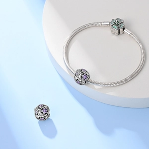 Nahaufnahme der Februar-Geburtsstein-Perle mit Stern-Zirkon auf Silber Schlangenarmband