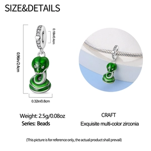 Detailweergave van de groene emaille slangenbedel met gekleurde zirkonia accenten