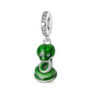 Macrodetail van de slangenbedel met groen email en sprankelende zirkonia gezet in zilver