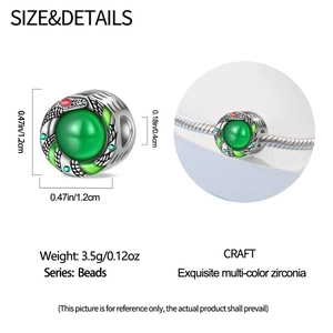 Detail van groene slangenkraal met zirkoon en verzilvering voor armbanden