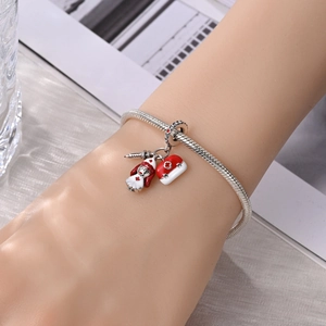 Macro-opname van medische bedels met verpleegster en spuit op een zilveren slangenarmband
