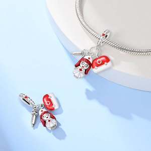 Detail van zilveren stethoscoopbedels en emaille verpleegster aan een slangenketting