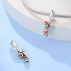 Detail van zilveren slangenhanger met rood emaille op een slangenschakelarmband