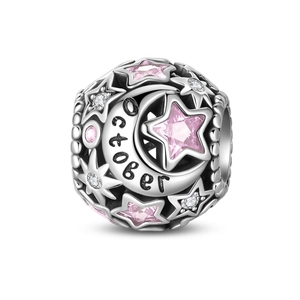 Makro-Detail des Oktober-Anhängers mit Mondsichel, Sternen und rosa Zirkonia für Armbänder