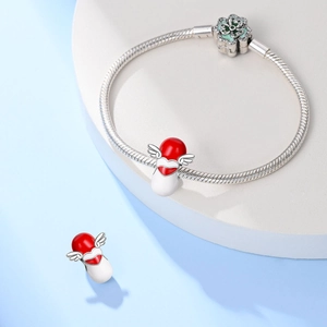 Detail van slangenketting armband met gevleugelde capsule charms en bloemvormige sluiting