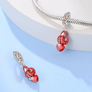 Detailweergave van de Spider-Man hartbedel met rood emaille en zilveren slangenketting