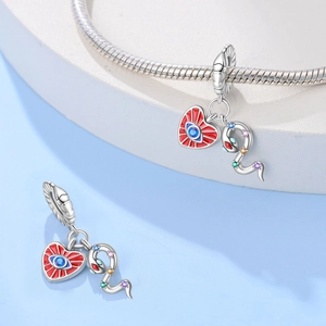Zilveren slang bedel met gekleurde stenen en boze oog hanger voor armbanden