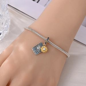 Dettaglio del bracciale a catena serpente con ciondoli tarocchi Sole e girasole