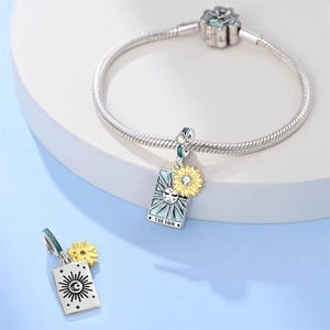 Dettaglio macro di ciondoli tarocchi in argento con smalto sole e luna su bracciale snake