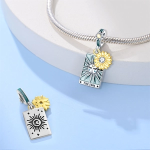 Dettaglio macro del ciondolo Tarocchi Sole con smalto blu e pendente a girasole