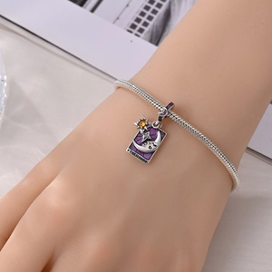 Vista macro dello charm tarocchi luna in argento con smalto viola e stelle su catena snake
