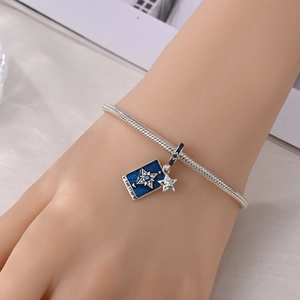 Dettaglio del ciondolo tarocchi stella in smalto blu su bracciale a maglia snake